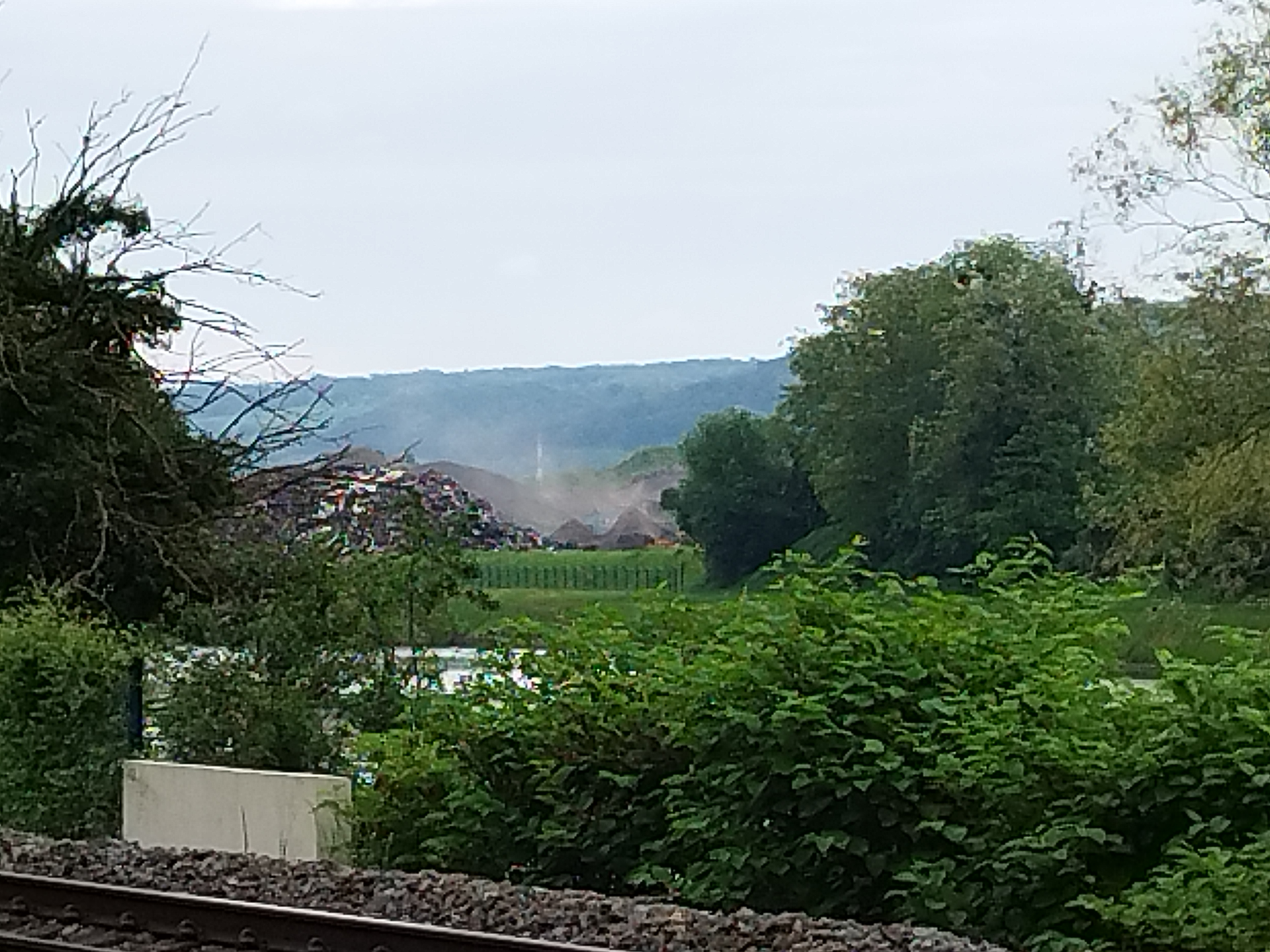 vue des tas de ferrailles et de la poussi&egrave;re