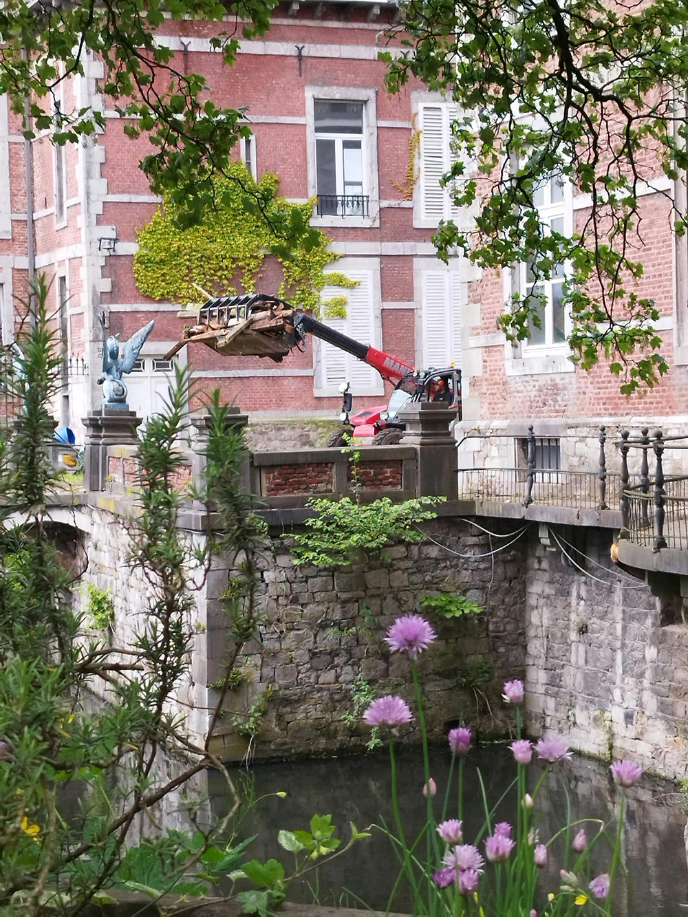 photo d'engin de chantier dans le site