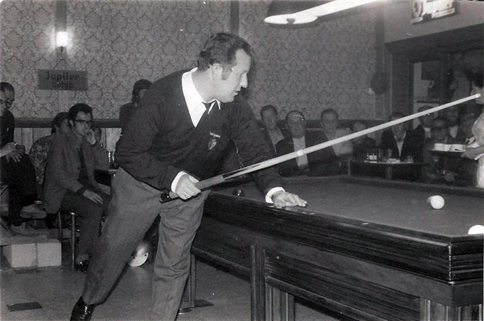 photo de Jules jouant au billard
