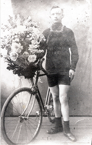 Oscar Bertho avec bouquet de fleurs
